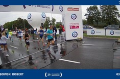 Finisz Maratonu Warszawskiego - pierwsze złamanie 3:30 (2017)
