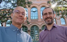 Ja z prof. Jordi Ventosa Molina na tle budynku Terrassa School of Industrial, Aerospace and Audiovisual Engineering