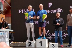 Dekoracja w Biegu Kolorowej Skarpetki na 10km w kategorii wiekowej, Drugie miejsce kolega z Klubu Biegacza PRz Maciej Motyka