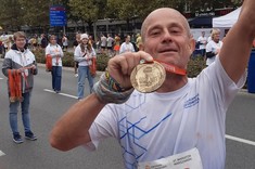 Radość z nowego PB na mecie Maratonu Warszawskiego 2025