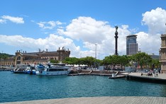 Wybrzeże w Barcelonie z widokiem na pomnik Krzysztofa Kolumba