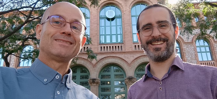 Ja z prof. Jordi Ventosa Molina na tle zabytkowego budynku Terrassa School of Industrial, Aerospace and Audiovisual Engineering