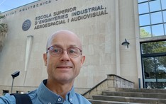 Ja na tle budynku Terrassa School of Industrial, Aerospace and Audiovisual Engineering