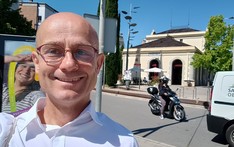 Ja na tle budynku stacji Terrassa