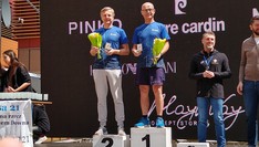 Dekoracja w Biegu Kolorowej Skarpetki na 10km w kategorii wiekowej, Drugie miejsce kolega z Klubu Biegacza PRz Maciej Motyka
